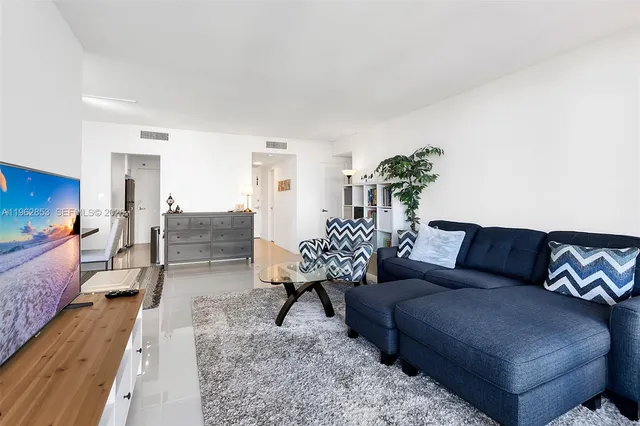 $3,450 | 1000 West Avenue, Unit 503, Miami Beach, FL 33139