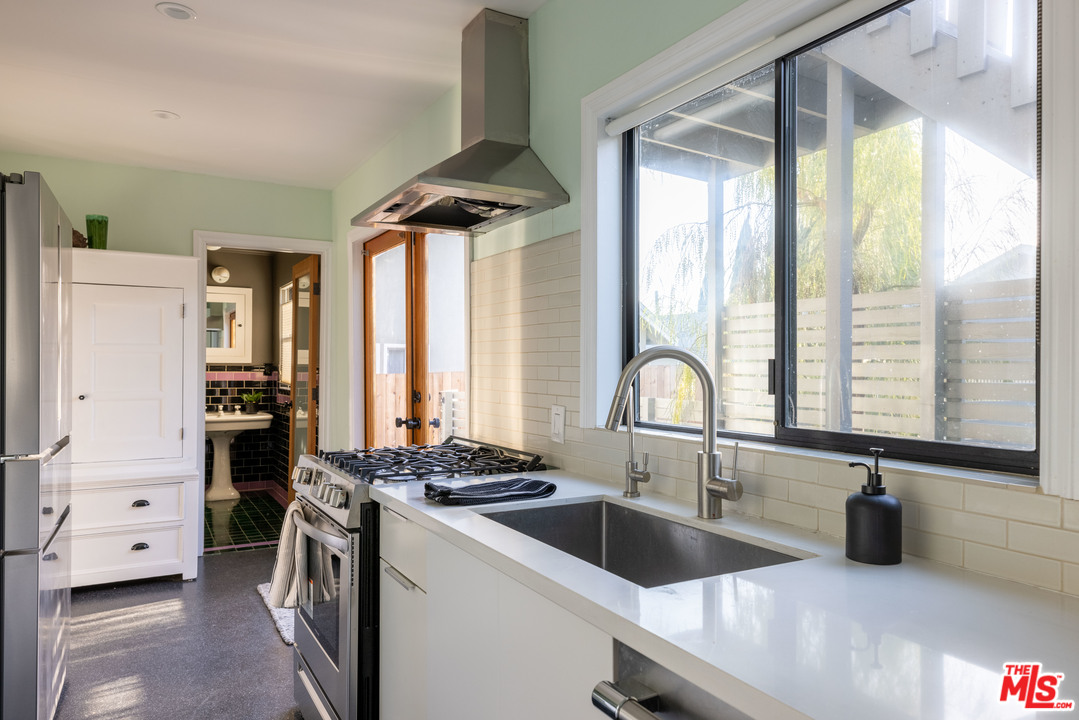 1107 Waterloo Street Los Angeles, CA 90026 - Photo 11 of 33