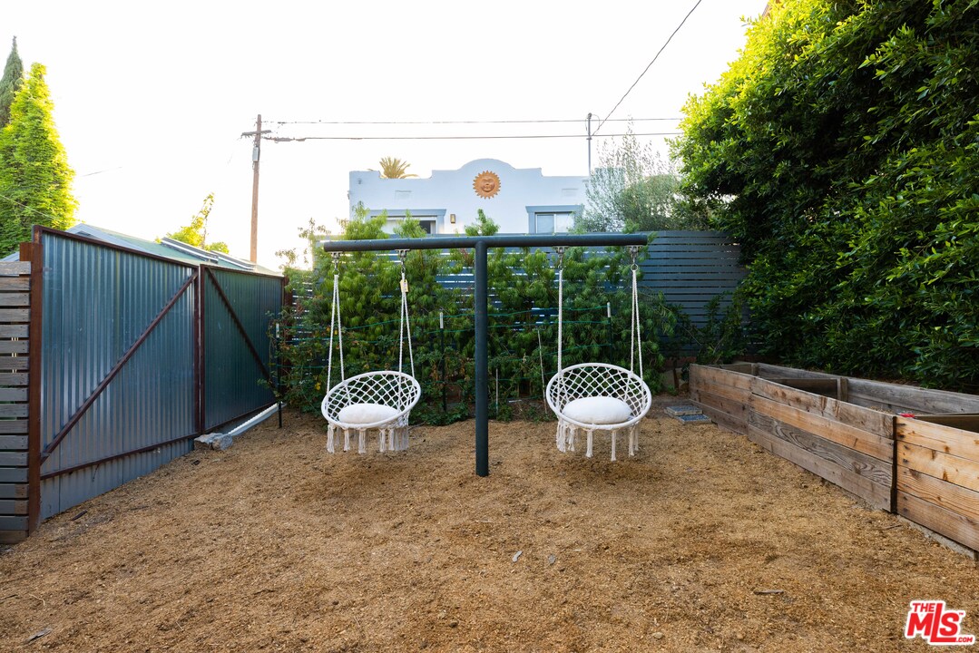 1107 Waterloo Street Los Angeles, CA 90026 - Photo 23 of 33