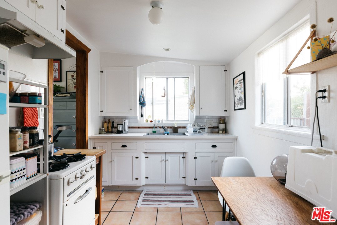 1107 Waterloo Street Los Angeles, CA 90026 - Photo 26 of 33