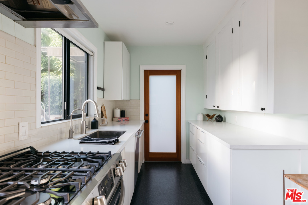 1107 Waterloo Street Los Angeles, CA 90026 - Photo 10 of 33