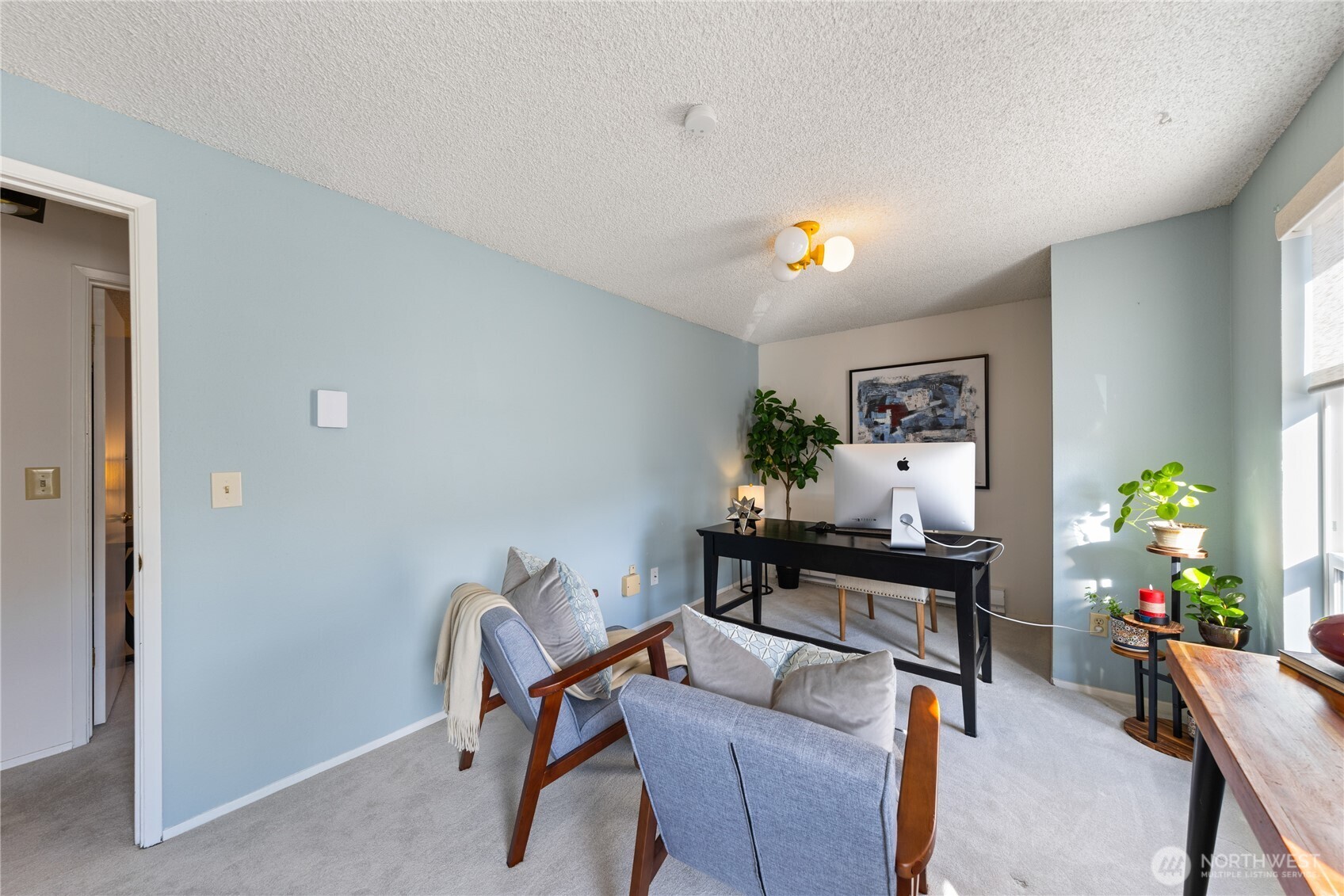 242 4th Avenue South, Unit 2 Edmonds, WA 98020 - Photo 27 of 34 a living room with furniture