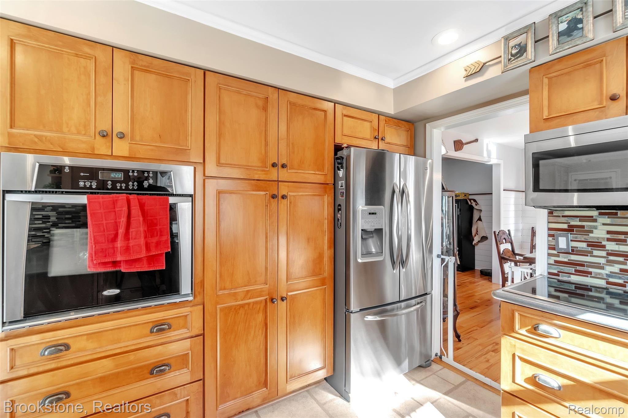 811 Croydon Road Rochester, MI 48309 - Photo 12 of 47 18-811-Croydon-Rd-WindowStill-Real-.jpg