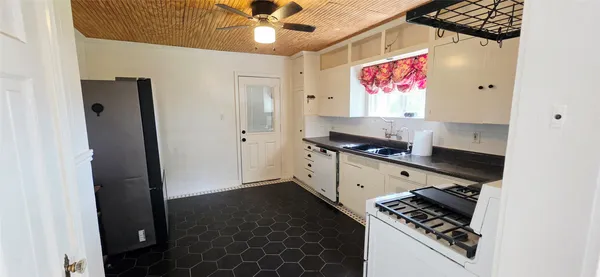 $2,300 | 8548 Findlay Street, Houston, TX 77017