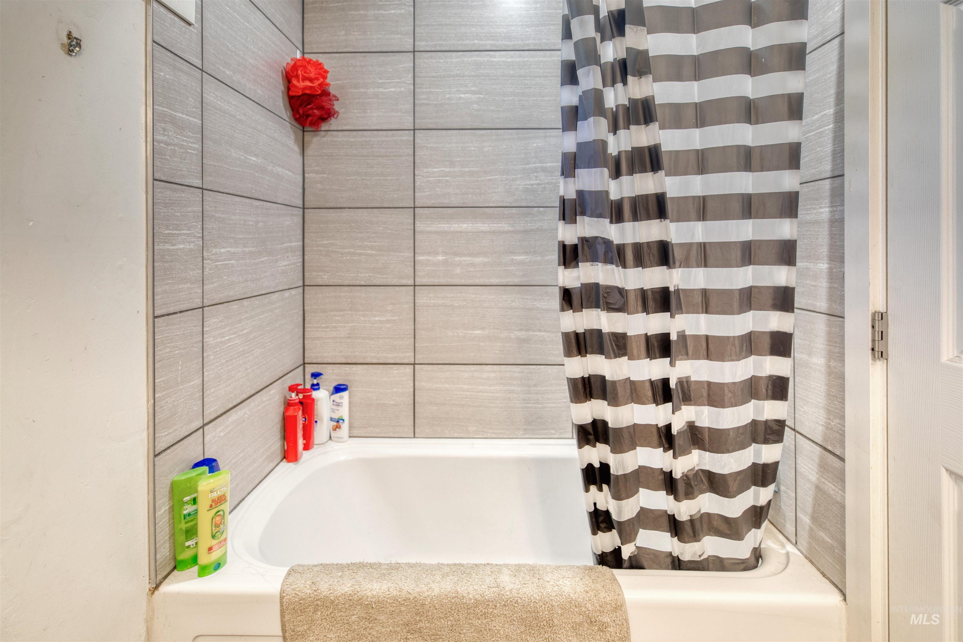 110 East Main Street Nyssa, OR 97913 - Photo 7 of 17 Full bathroom with shower / bath combination with curtain