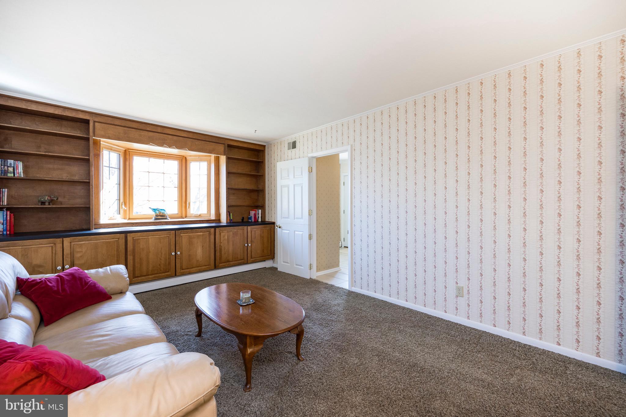 629 Manchester Road East Norriton, PA 19403 - Photo 8 of 76 Family room w/bay window and built-ins