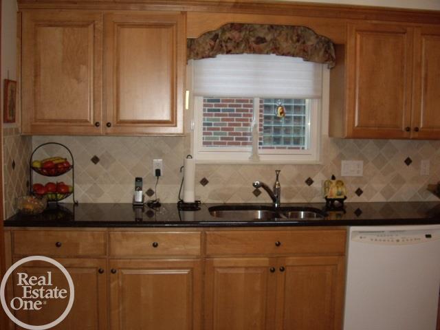 24291 Flower Eastpointe, MI 48021 - Photo 15 of 33 31328880-14.JPG