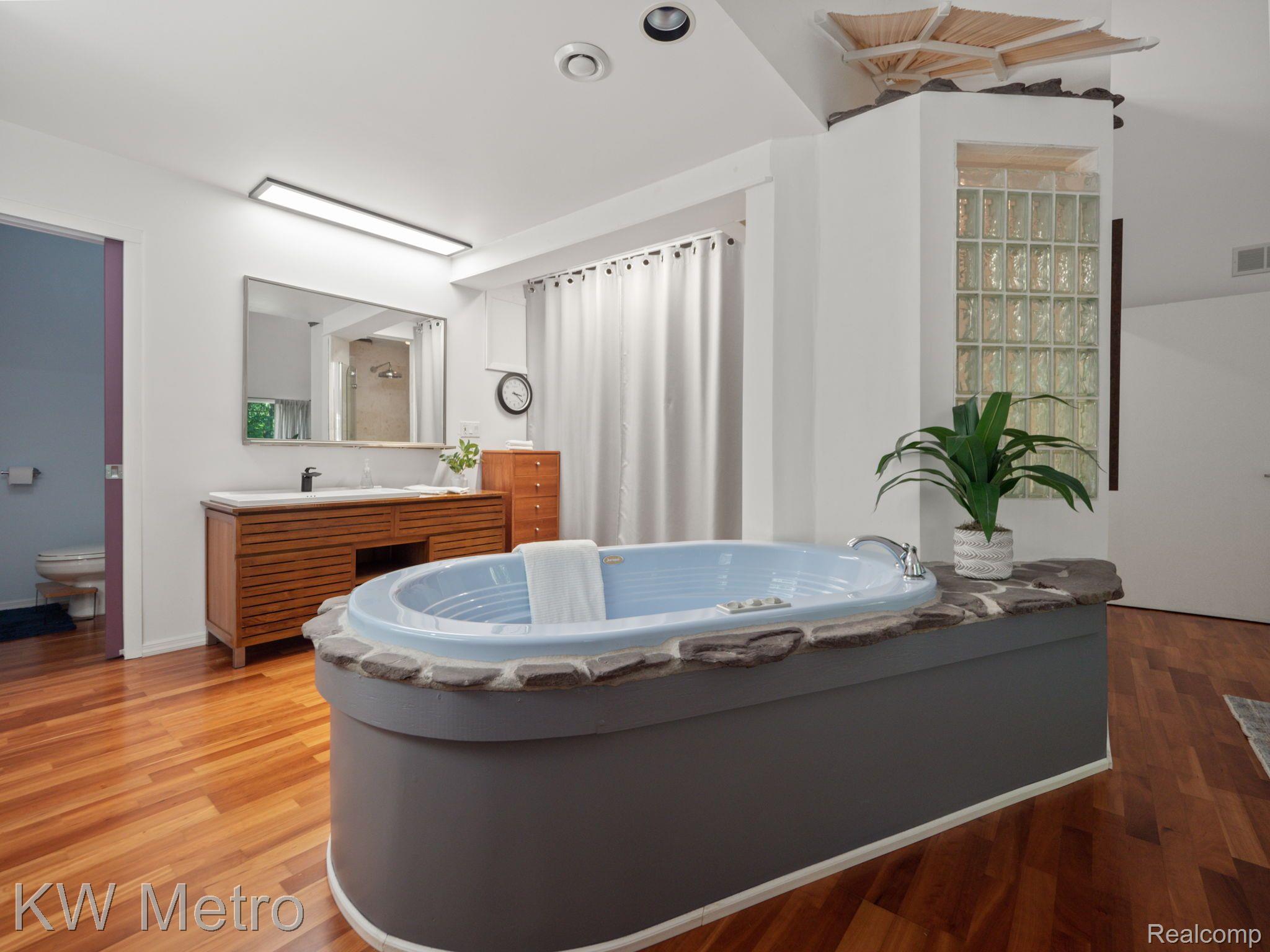 3205 Stanton Road Lake Orion, MI 48362 - Photo 32 of 60 Two person jetted jacuzzi tub