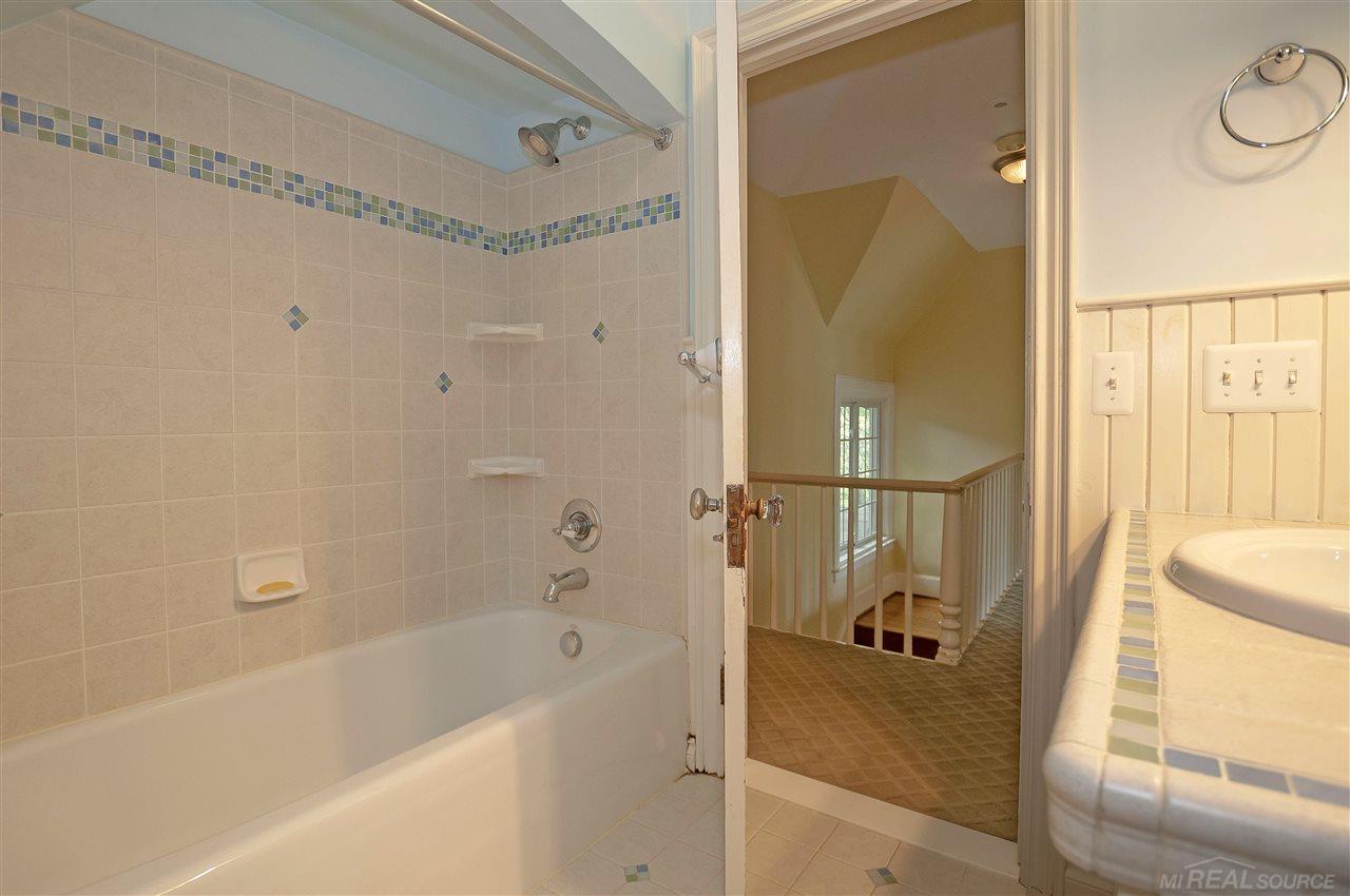 1387 Bishop Road Grosse Pointe, MI 48230 - Photo 29 of 40 31351789-28.JPG