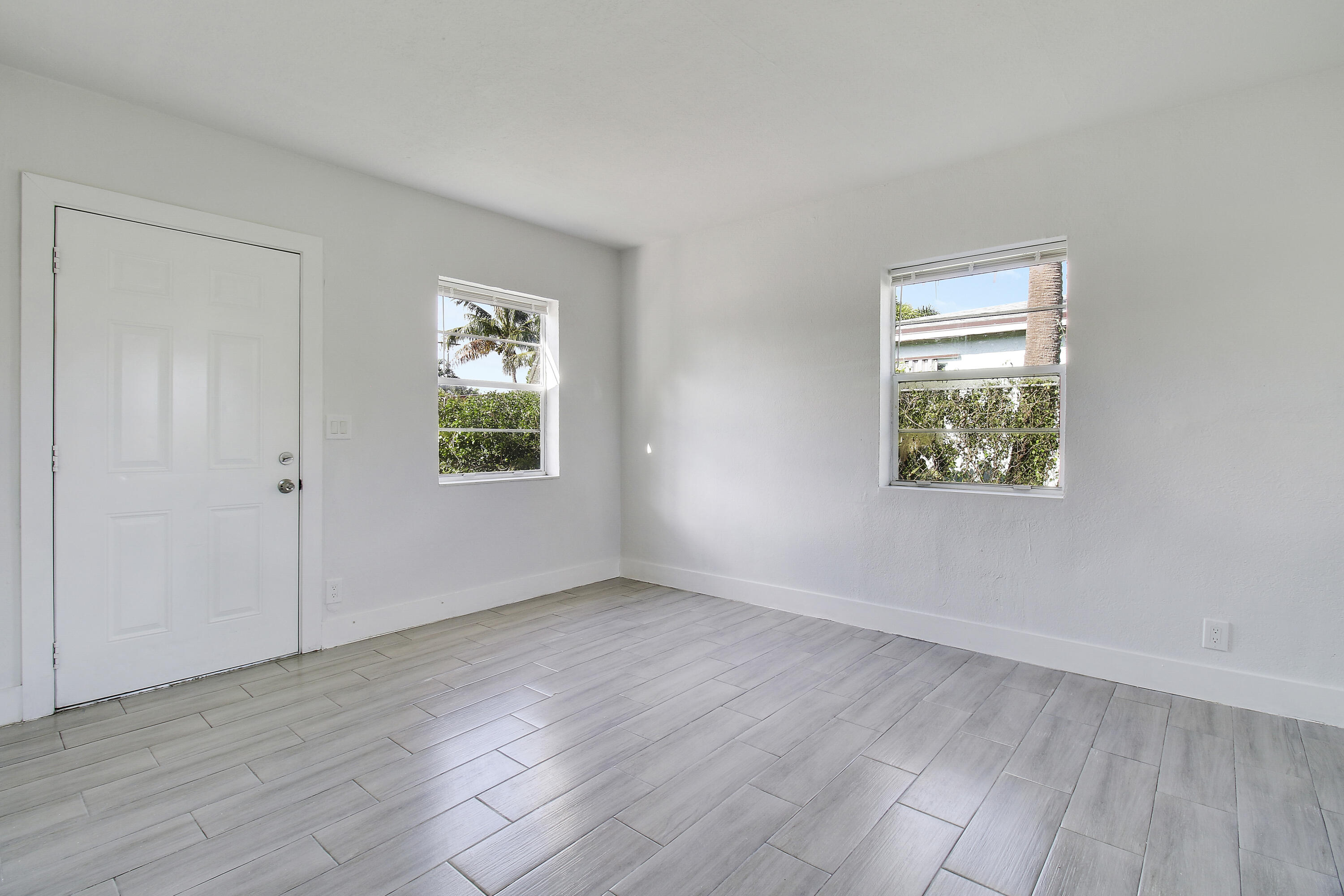 400 West 15th Street Riviera Beach, FL 33404 - Photo 3 of 34 Living Room