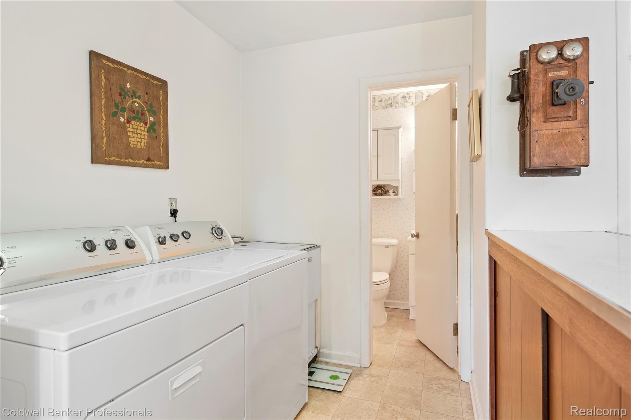 2951 Acorn Road Bloomfield Hills, MI 48302 - Photo 14 of 17 Laundry room & half bath