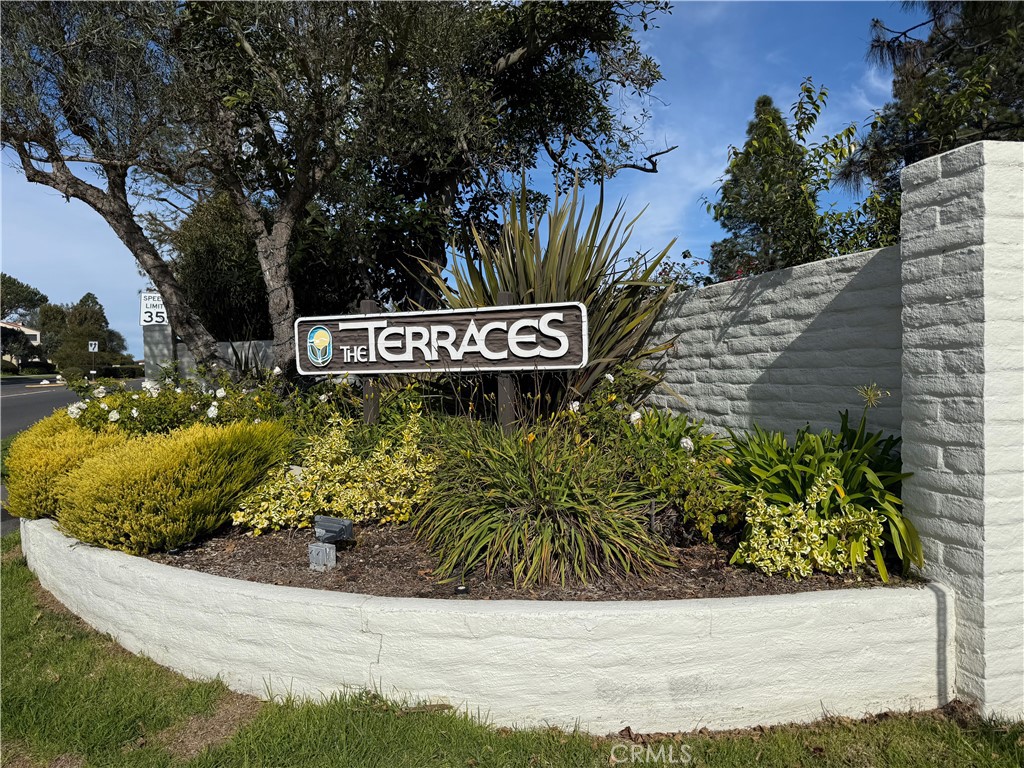1 Oaktree Lane Rolling Hills Estates, CA 90274 - Photo 19 of 20 a view of a sign board with street