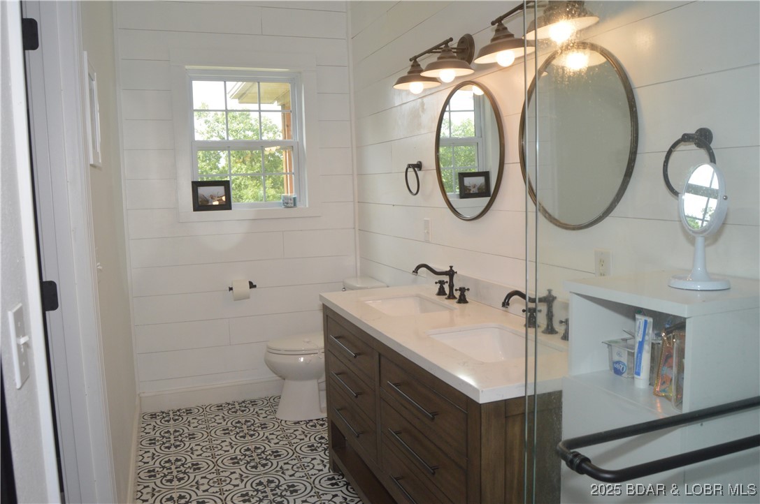 21 Winston Lane Kaiser, MO 65047 - Photo 10 of 43 Custom tile with shiplap accents and farmhouse fix