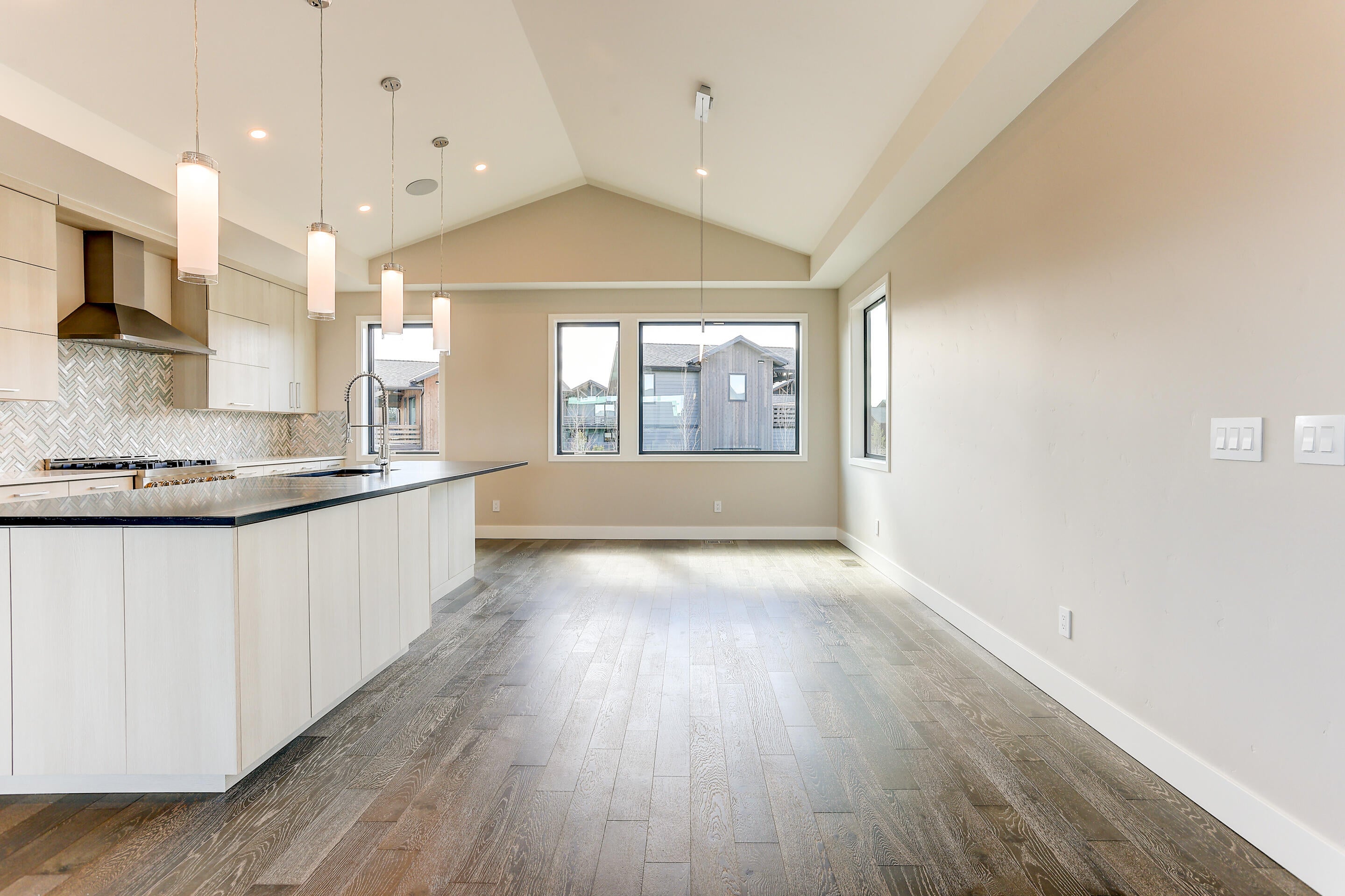 19211 Gateway Loop-2