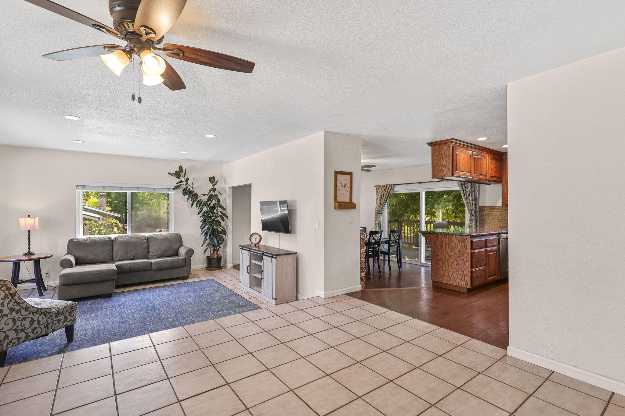 3736 Ricardo Avenue Redding, CA 96002 - Photo 4 of 37 Living Room
