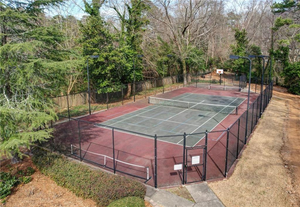 6700 Roswell Road, Unit 31B Atlanta, GA 30328 - Photo 25 of 32 a view of a backyard with sitting area
