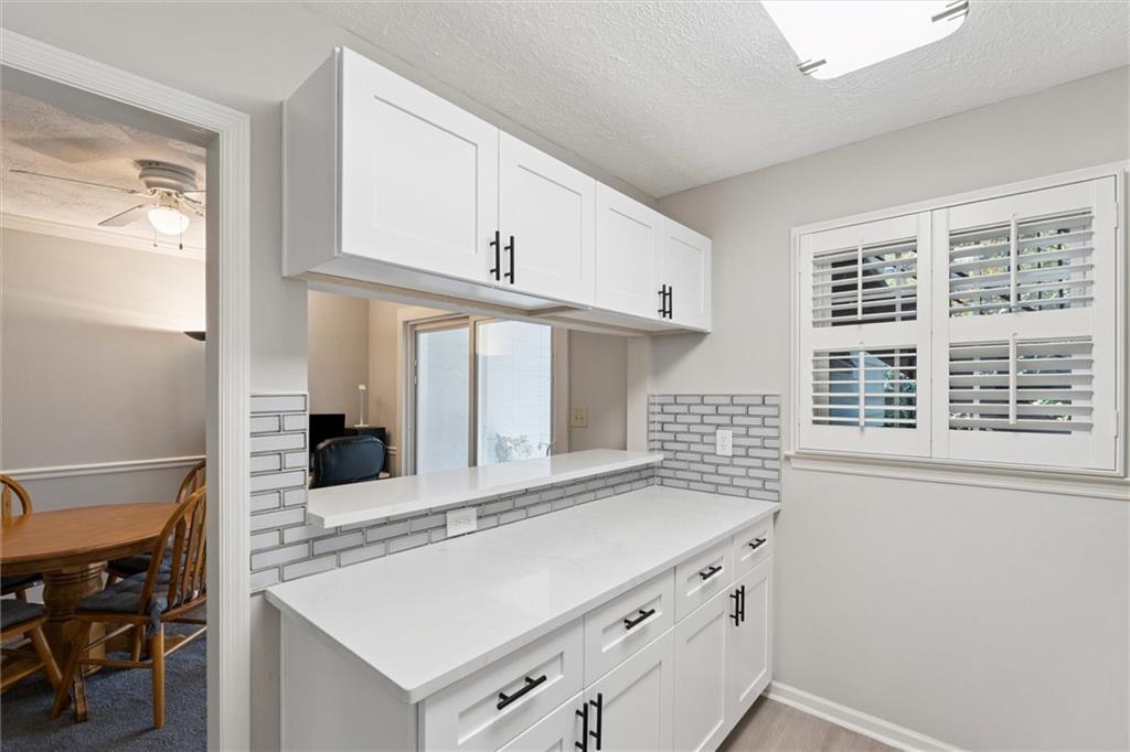 6700 Roswell Road, Unit 31B Atlanta, GA 30328 - Photo 5 of 32 a kitchen with a stove and a refrigerator