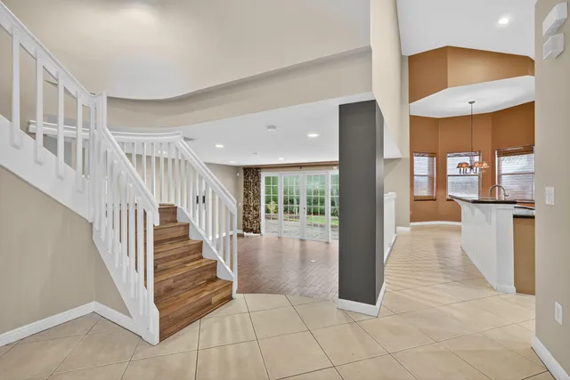 a view of entryway with a floor to ceiling window and a kitchen