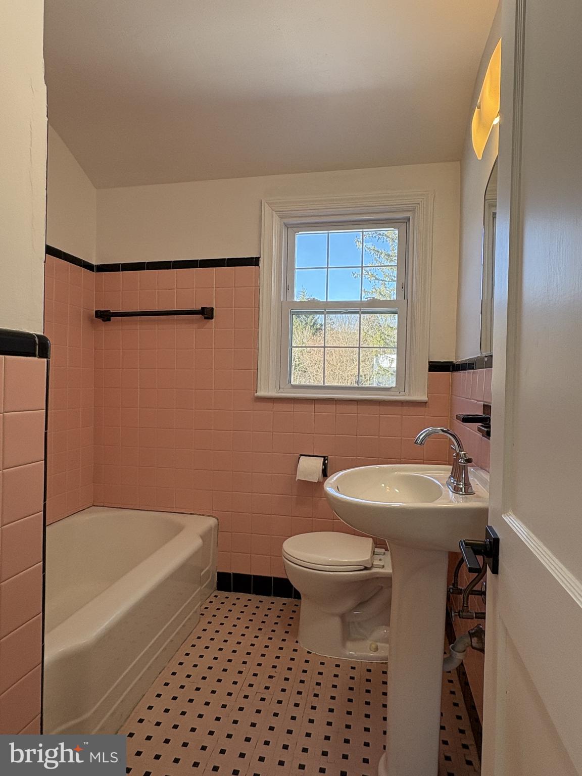 724 Brook Drive Newark, DE 19713 - Photo 30 of 37 a bathroom with a sink toilet a bathtub and shower