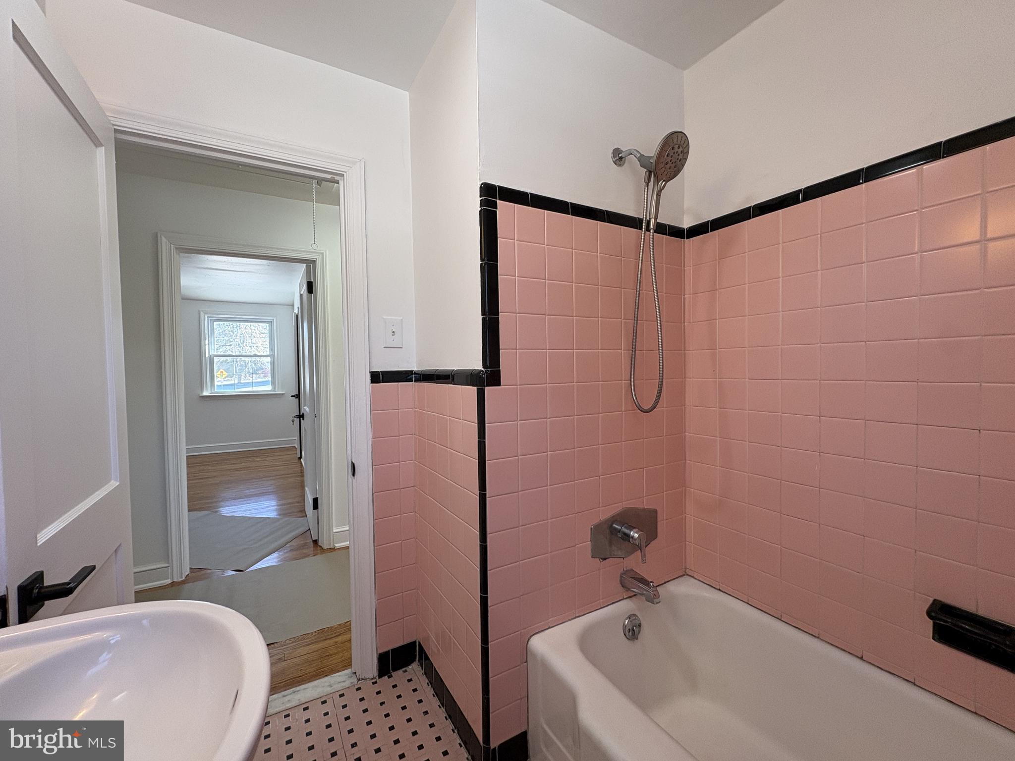 724 Brook Drive Newark, DE 19713 - Photo 31 of 37 a bathroom with a tub a sink and wooden floor