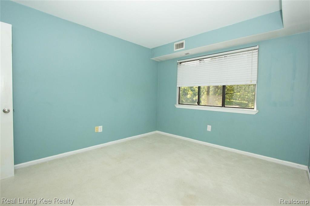 1673 Riverside Drive, Unit 6 Rochester Hills, MI 48309 - Photo 7 of 20
