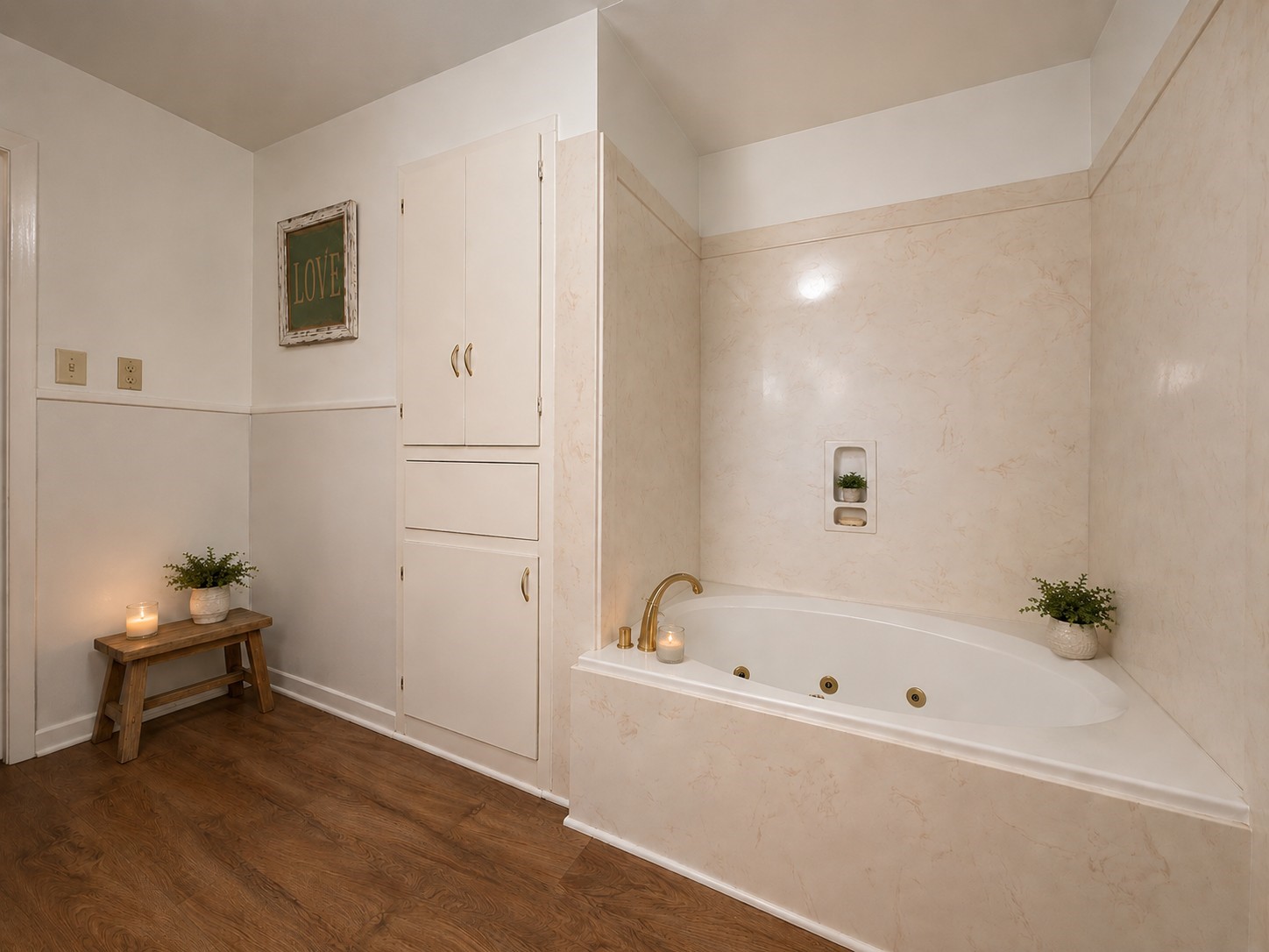 416 Division Street Jewett, TX 75846 - Photo 18 of 38 a bathroom with a bathtub