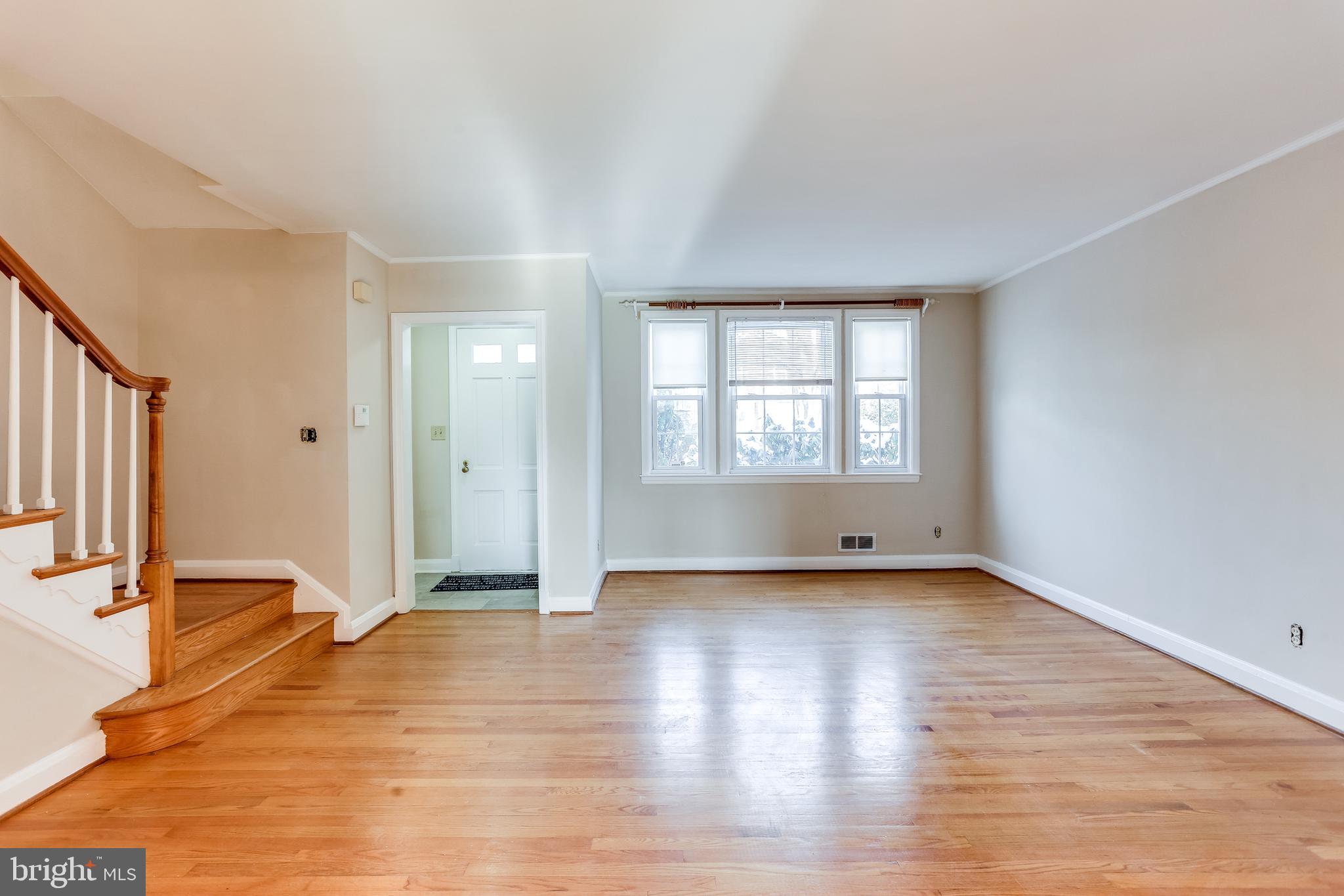 425 Stratford Road Baltimore, MD 21228 - Photo 3 of 30 Loads of Natural Light