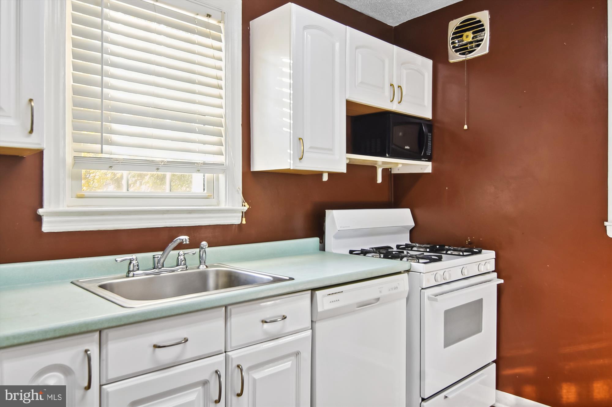 702 Dorchester Road Baltimore, MD 21229 - Photo 11 of 17 Kitchen
