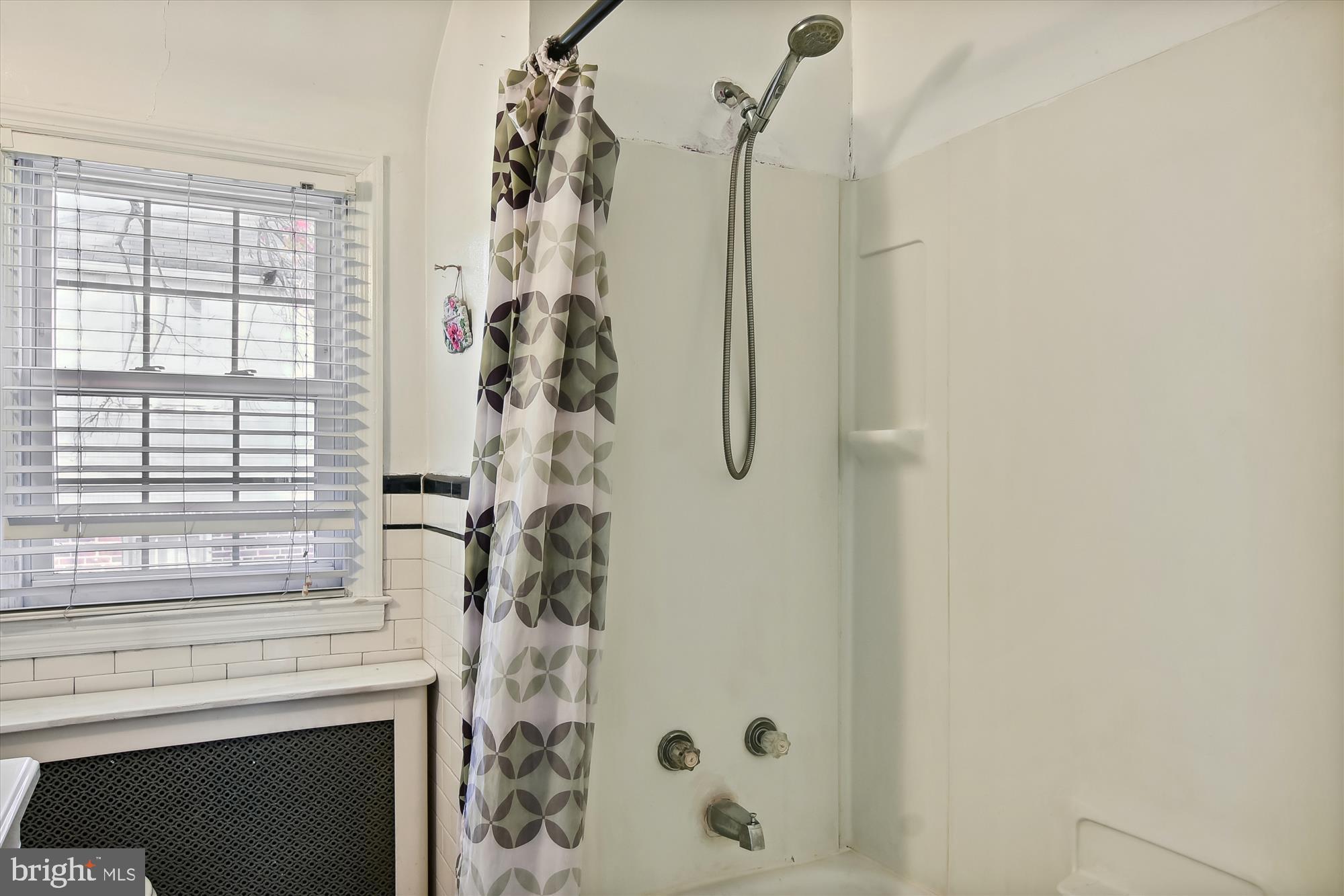 702 Dorchester Road Baltimore, MD 21229 - Photo 17 of 17 Bath
