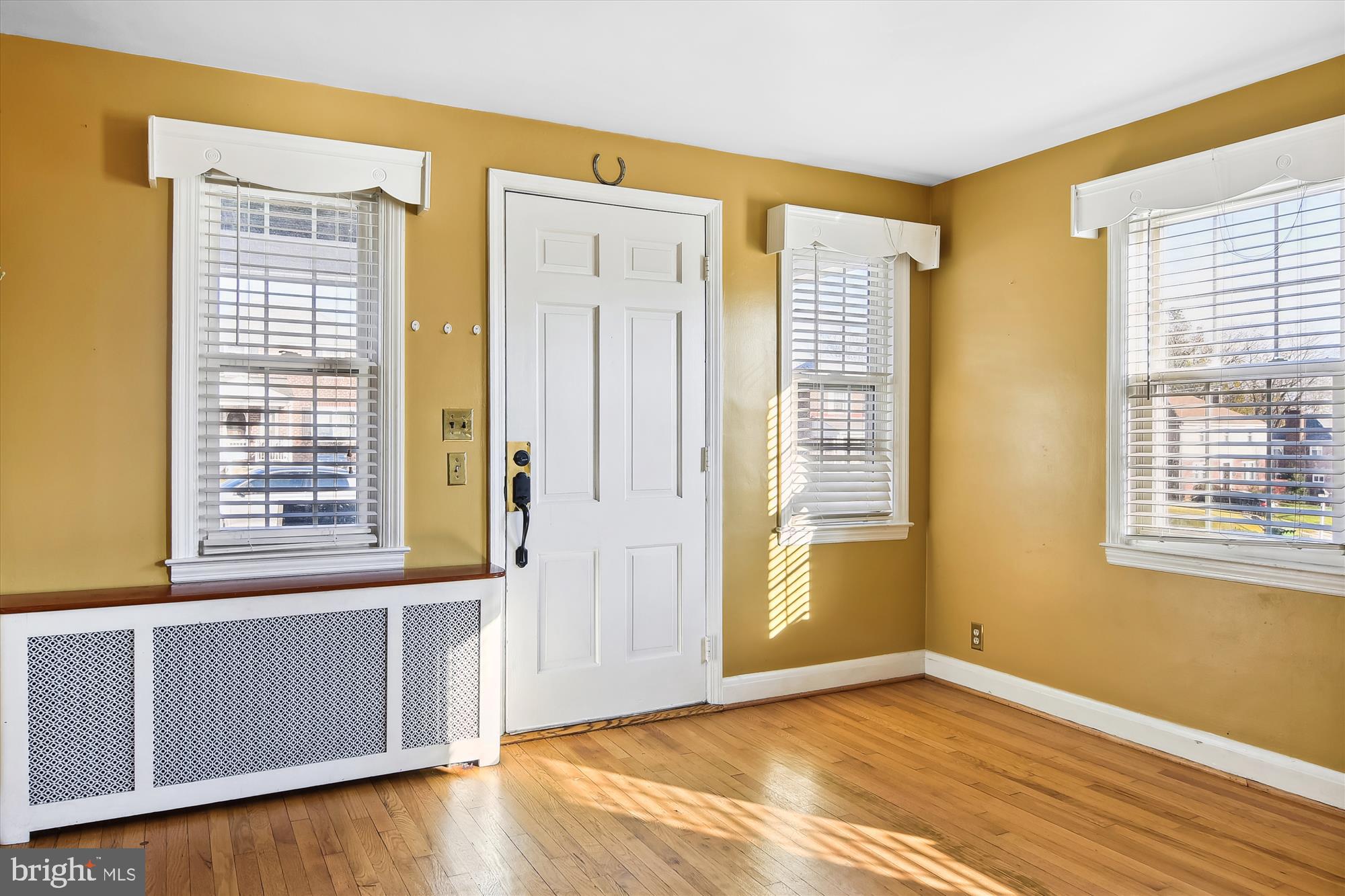 702 Dorchester Road Baltimore, MD 21229 - Photo 4 of 17 Living Room