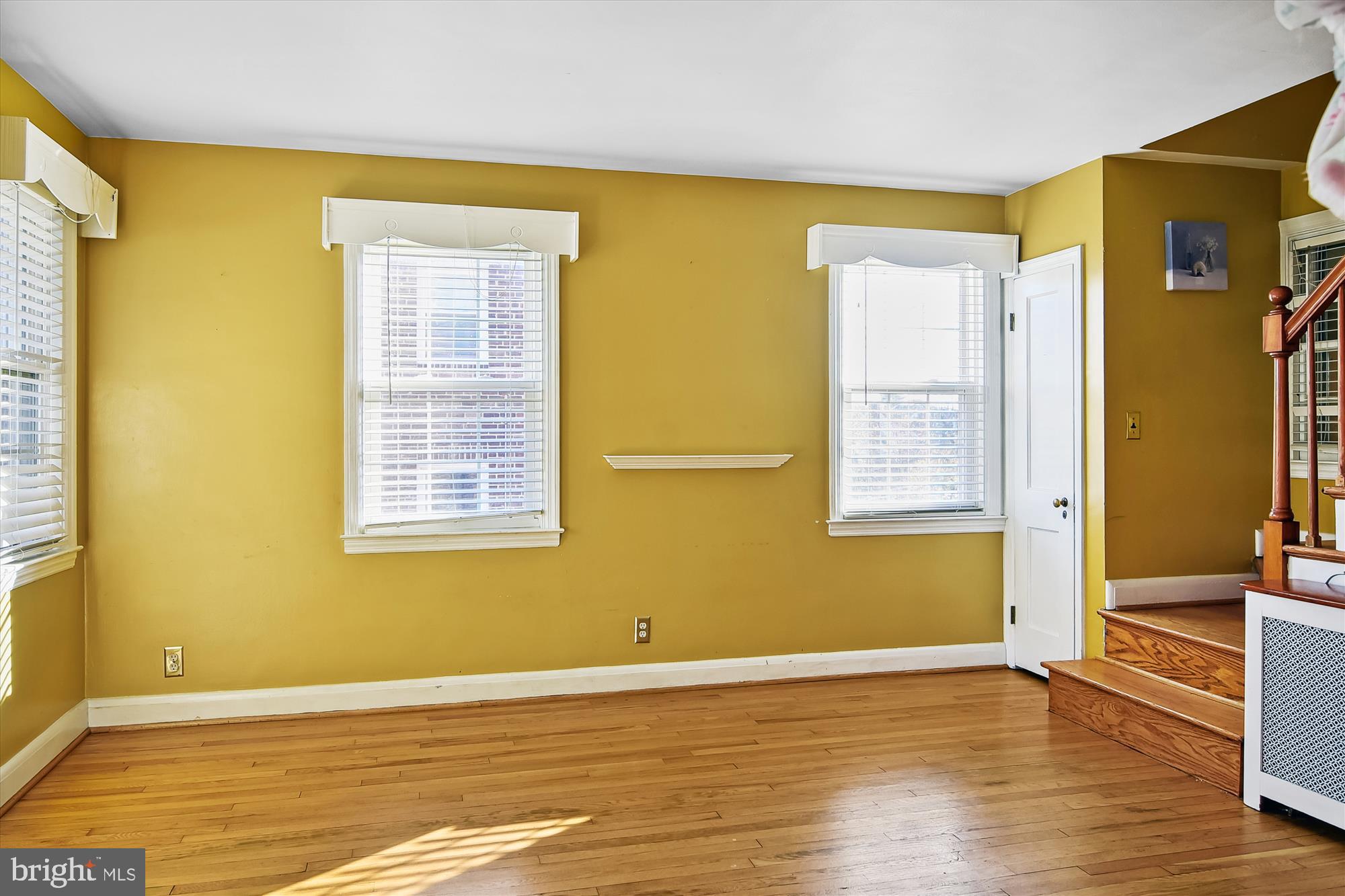 702 Dorchester Road Baltimore, MD 21229 - Photo 6 of 17 Living Room