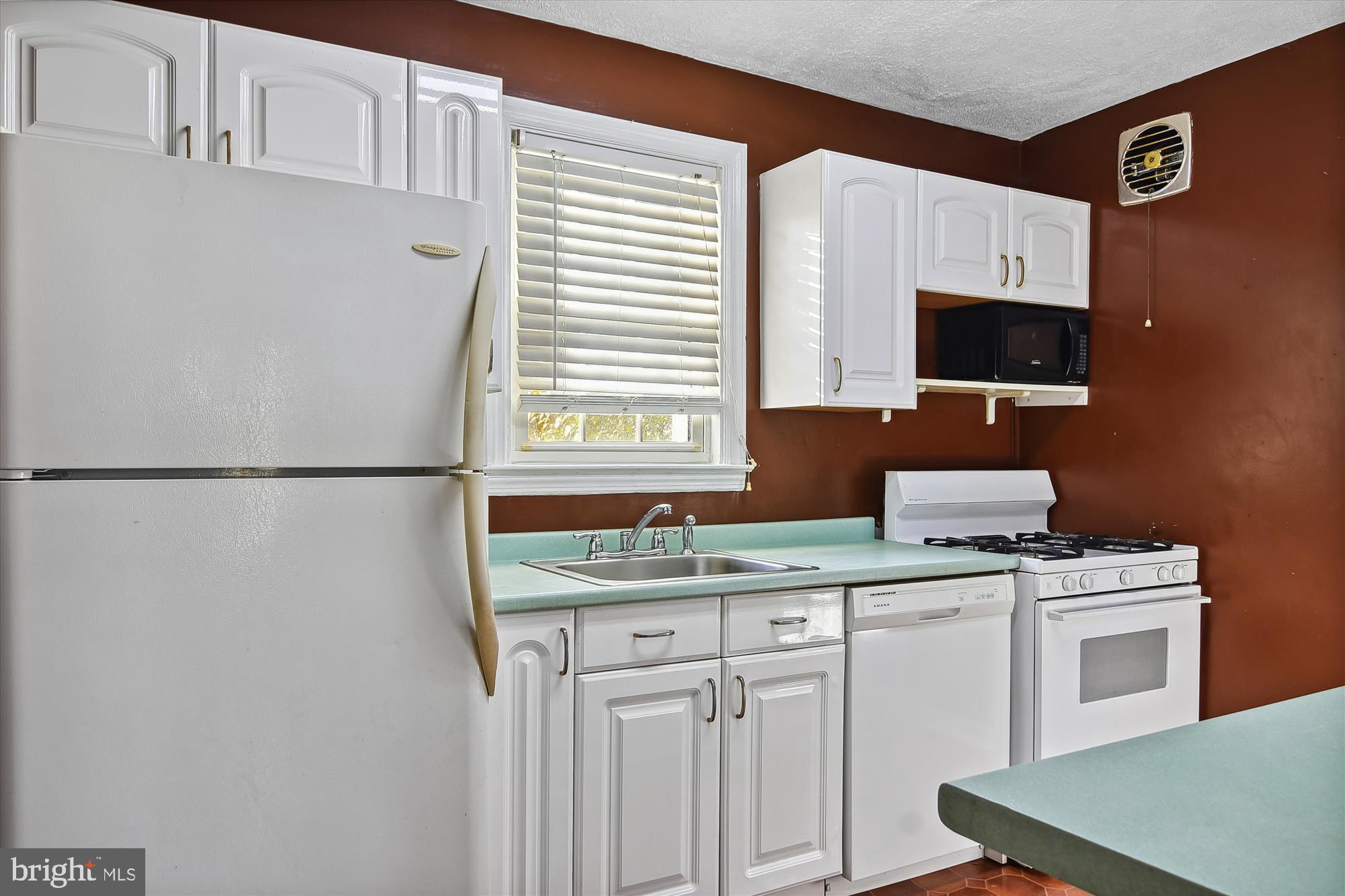 702 Dorchester Road Baltimore, MD 21229 - Photo 9 of 17 Kitchen