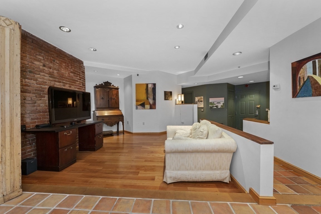 120 Fulton Street, Unit 5 C&D Boston, MA 02109 - Photo 13 of 34