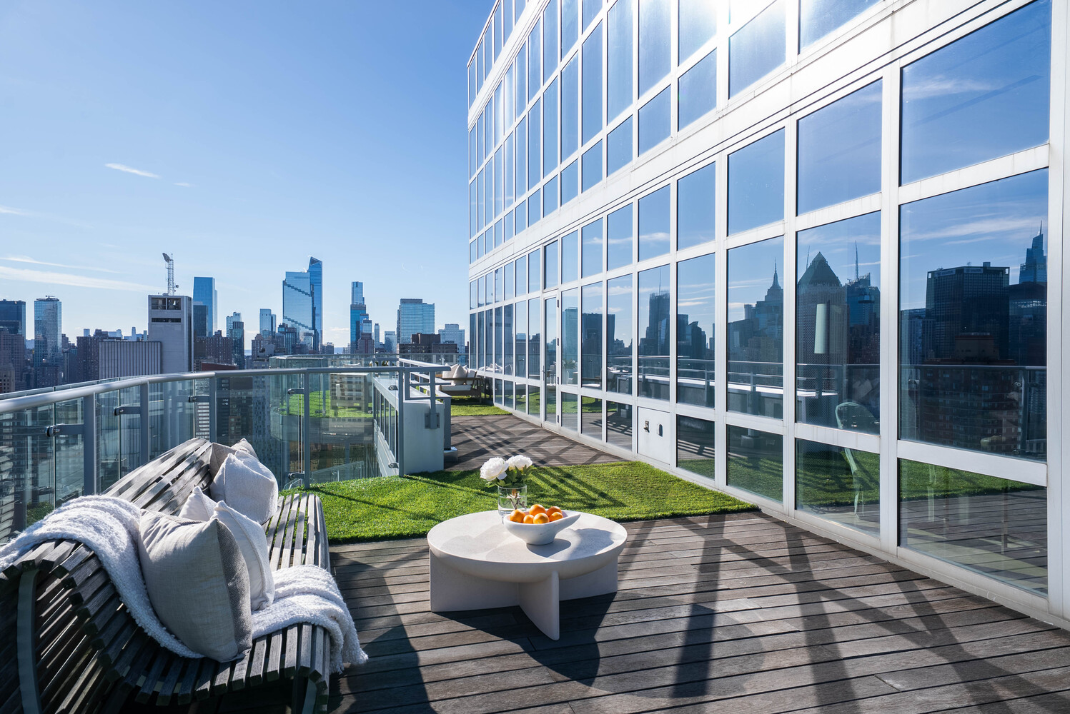 555 West 59th Street, Unit PHC Manhattan, NY 10019 - Photo 5 of 27 a balcony with furniture and a garden