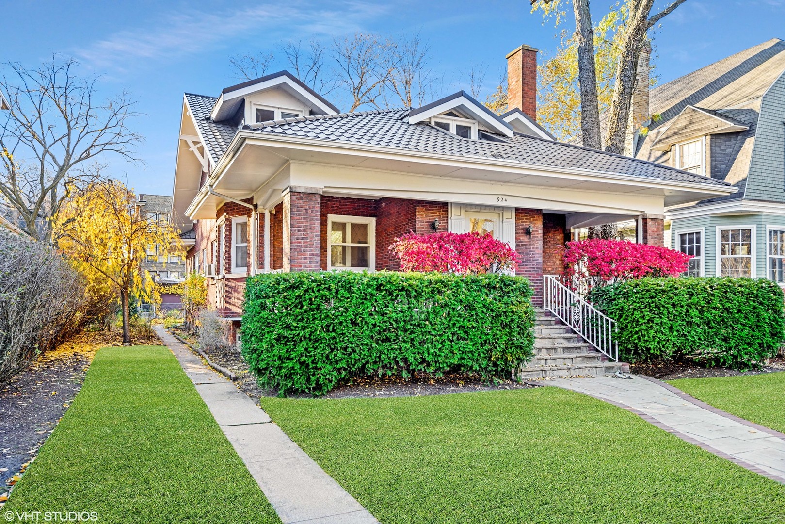 924 Sheridan Road Evanston, IL 60202 - Photo 2 of 34 a front view of a house with garden