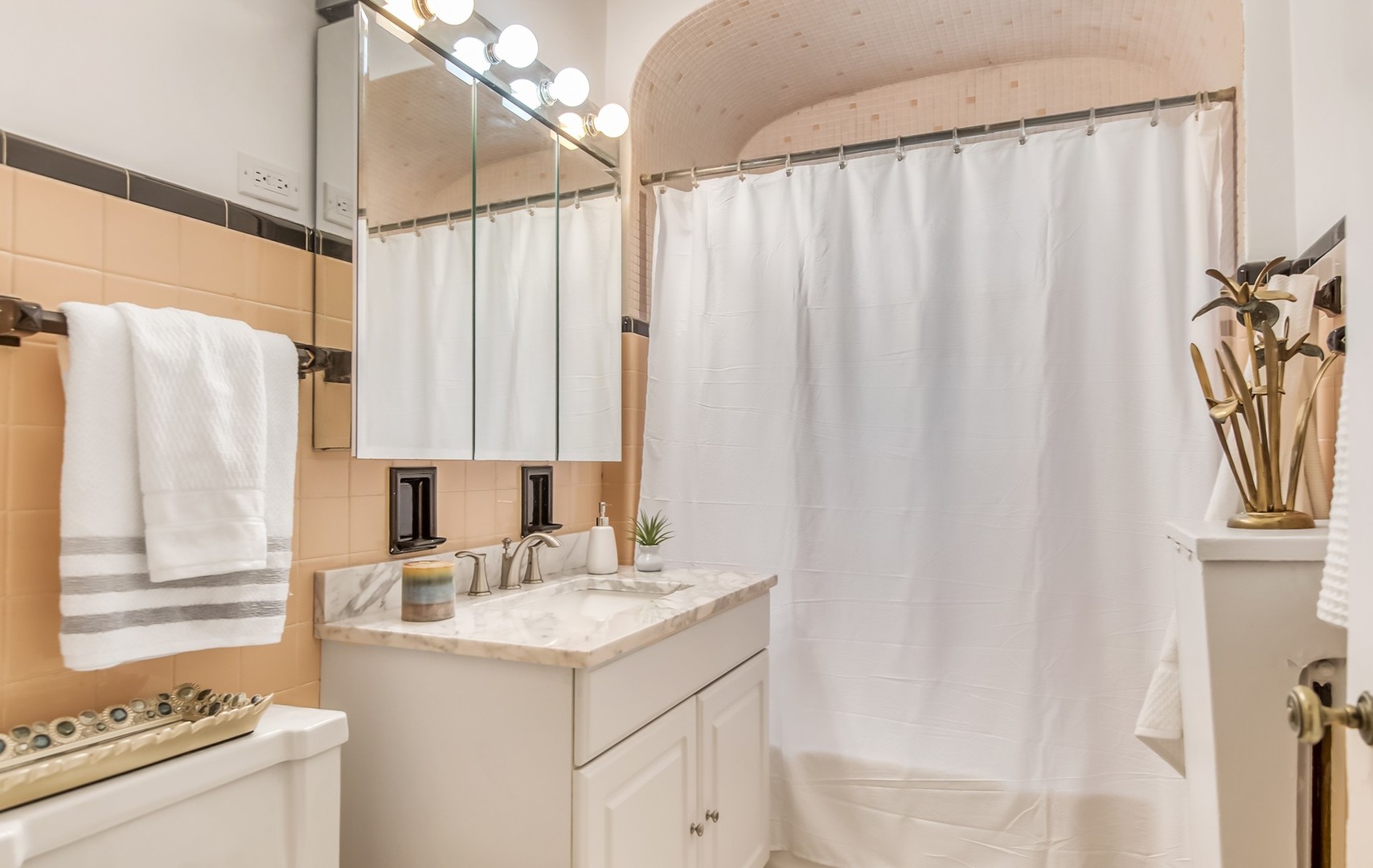 924 Sheridan Road Evanston, IL 60202 - Photo 23 of 34 a bathroom with a sink and a mirror