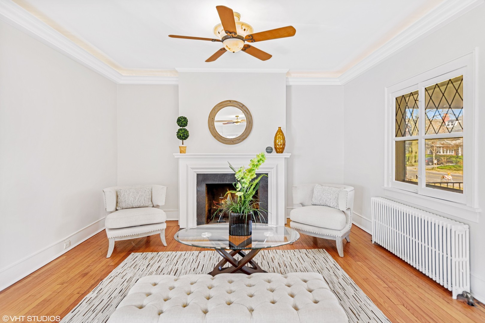 924 Sheridan Road Evanston, IL 60202 - Photo 5 of 34 a living room with furniture a rug and a window