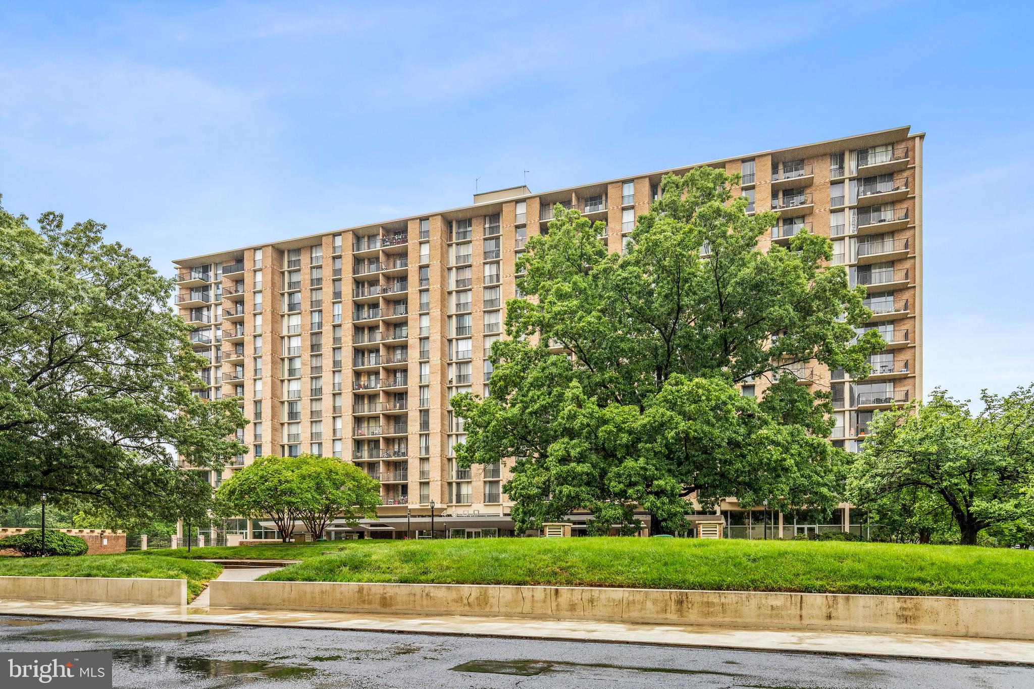 4600 South Four Mile Run Drive, Unit 1142 Arlington, VA 22204 - Photo 34 of 34 a view of a large building