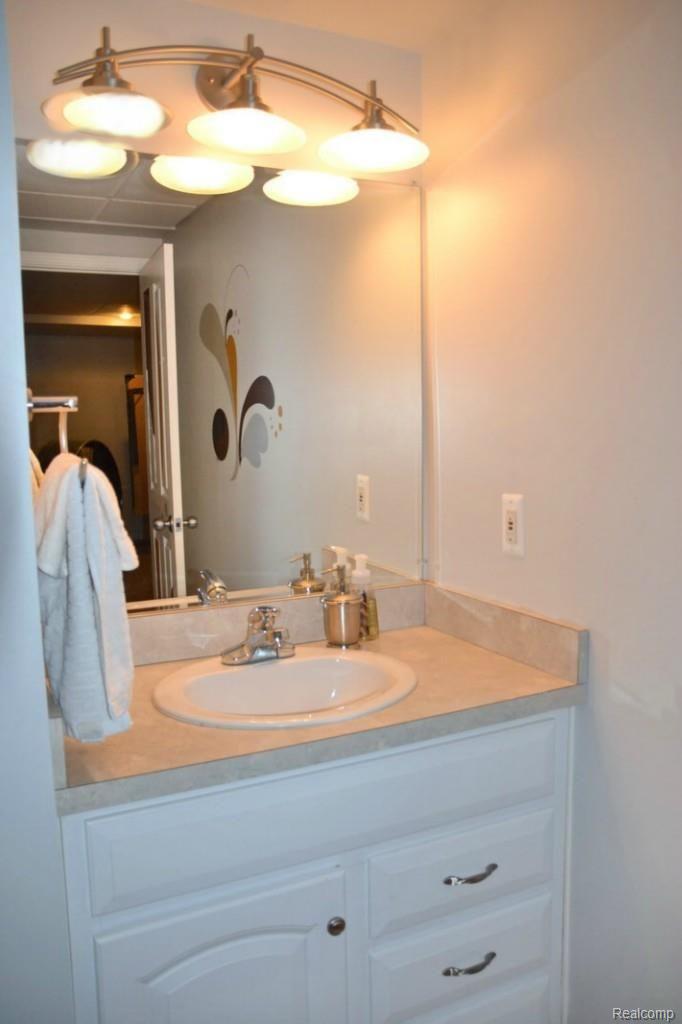 3120 Castleton Court Rochester, MI 48306 - Photo 30 of 40 Full Bath In Lower Level