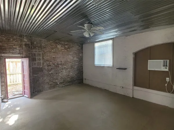 $1,350 | 1407 Broadway Avenue J, Galveston, TX 77550