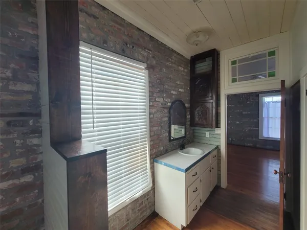 $1,350 | 1407 Broadway Avenue J, Galveston, TX 77550