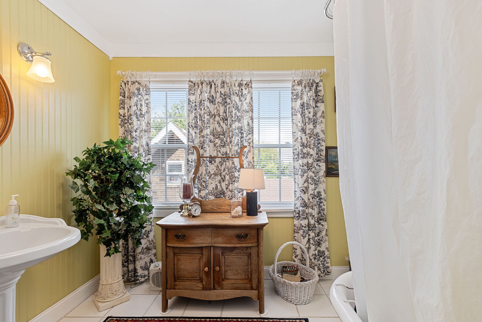 1361 Elizabeth Street Crete, IL 60417 - Photo 20 of 31 a living room with furniture and a potted plant