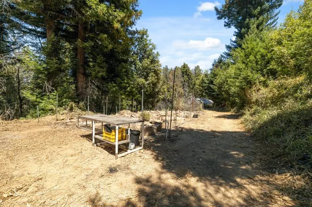 a view of a yard with a house