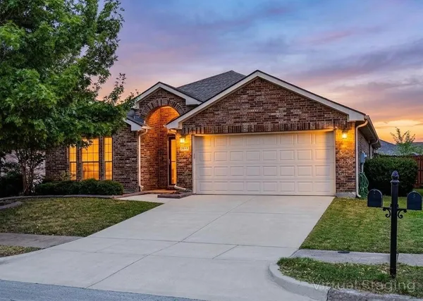 $2,350 | 2048 Lake Trail Drive, Heartland, TX 75126