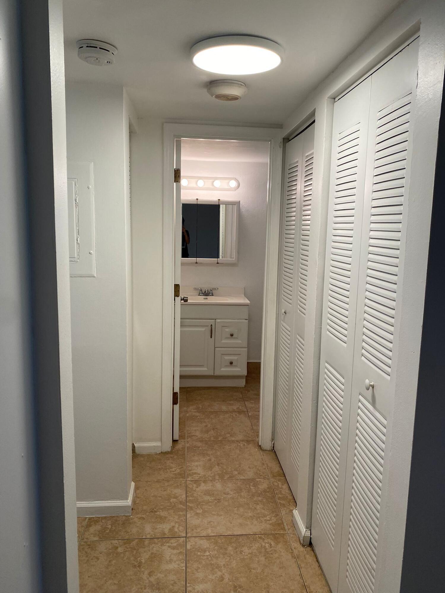 300 Palmwood Place, Unit 101 Boca Raton, FL 33431 - Photo 15 of 21 hallway