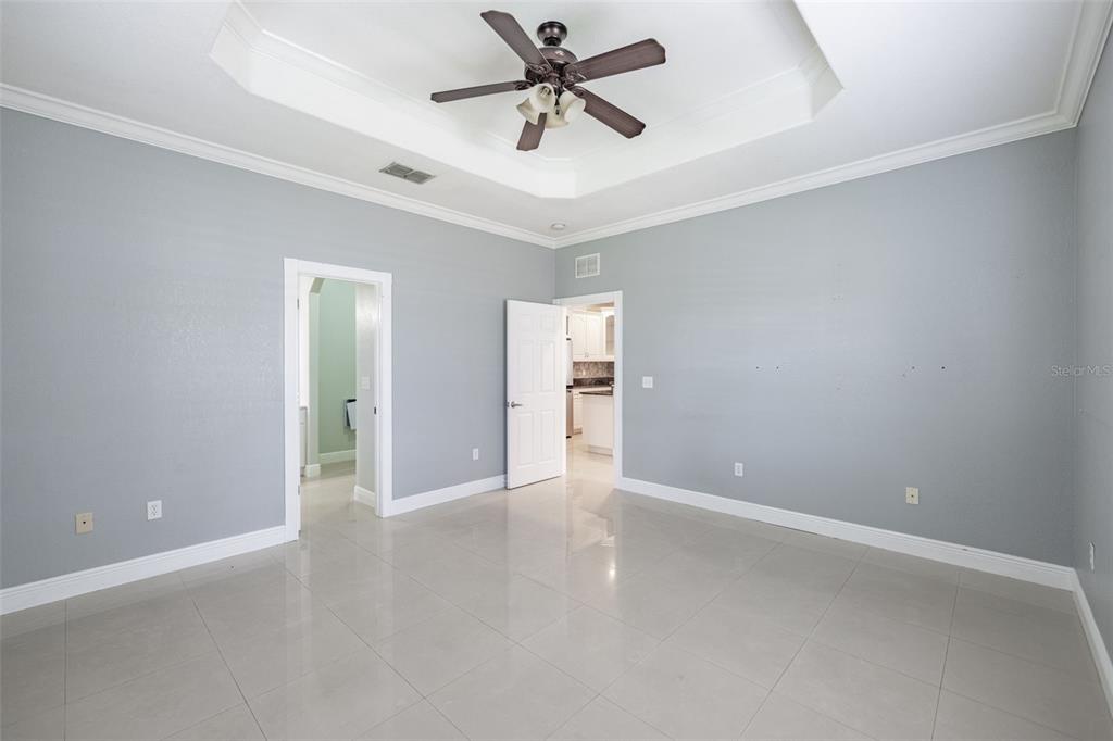 2323 West Cherry Street Tampa, FL 33607 - Photo 8 of 20 an empty room with closet and a ceiling fan