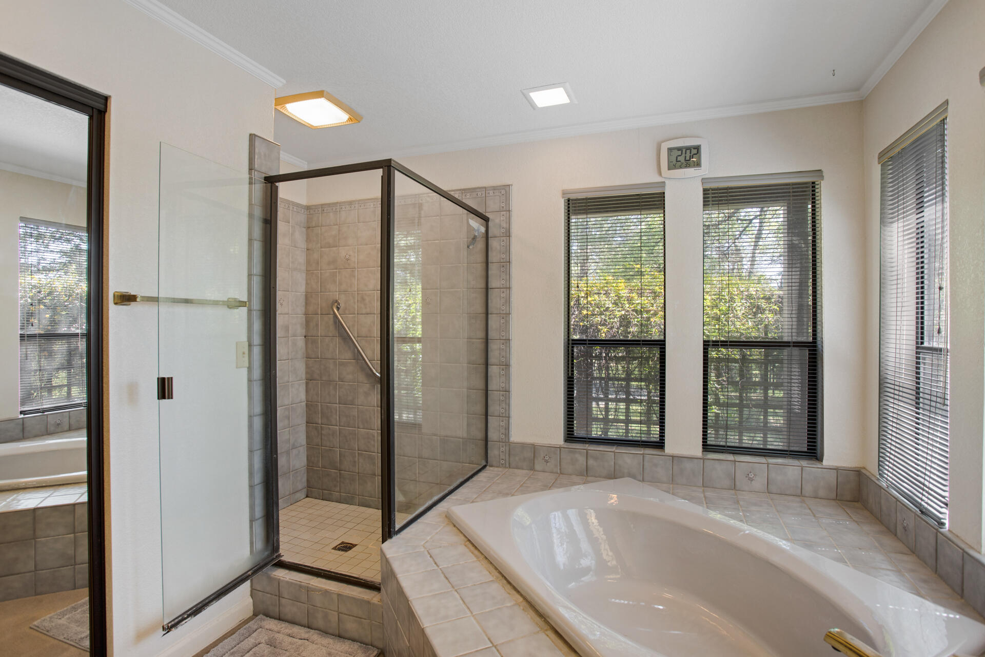 16093 Montgomery Ranch Road Redding, CA 96001 - Photo 13 of 35 Master Bath