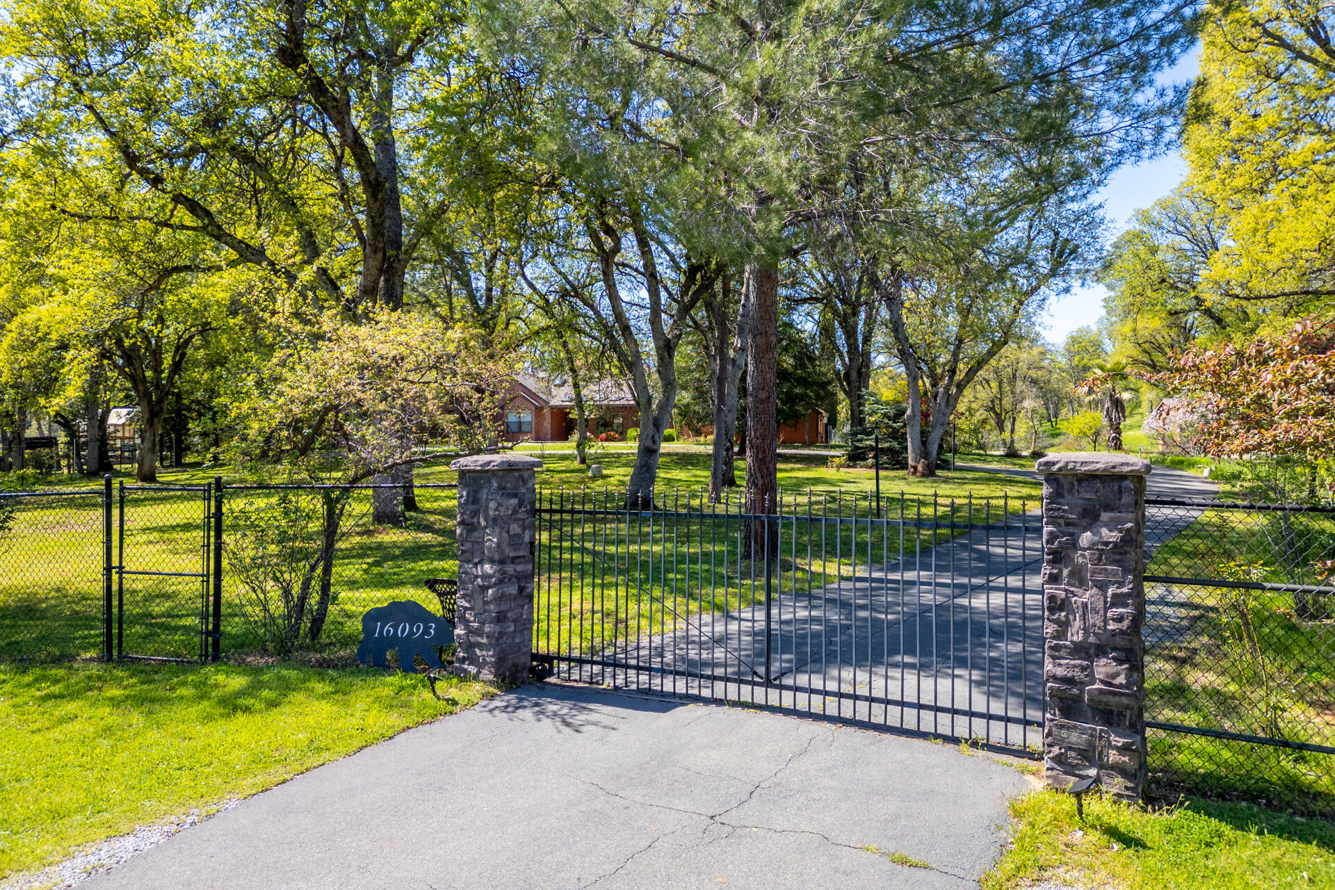 16093 Montgomery Ranch Road Redding, CA 96001 - Photo 2 of 35 Gated Entrance