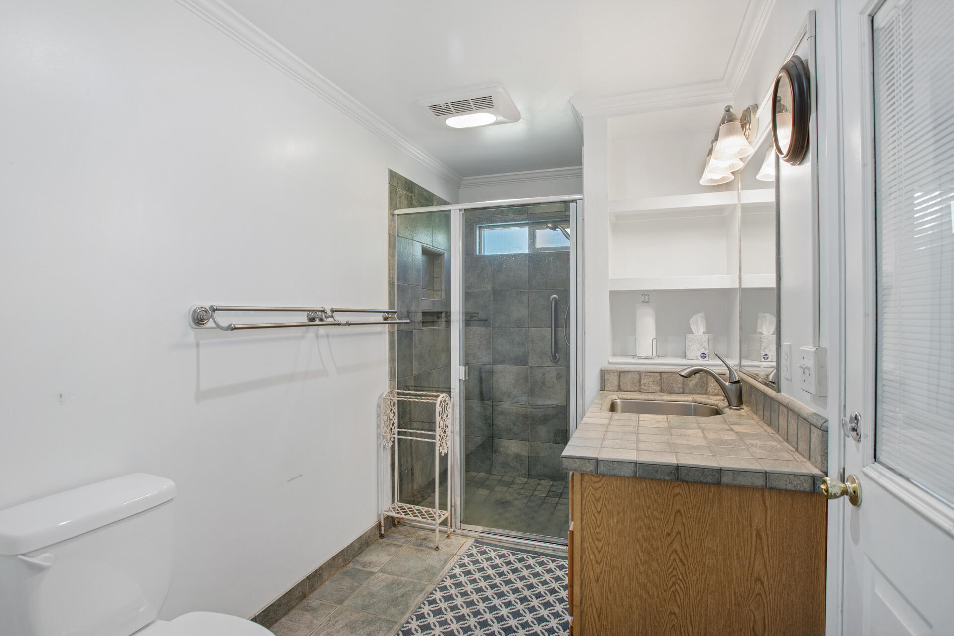 16093 Montgomery Ranch Road Redding, CA 96001 - Photo 21 of 35 Guest Unit Bath