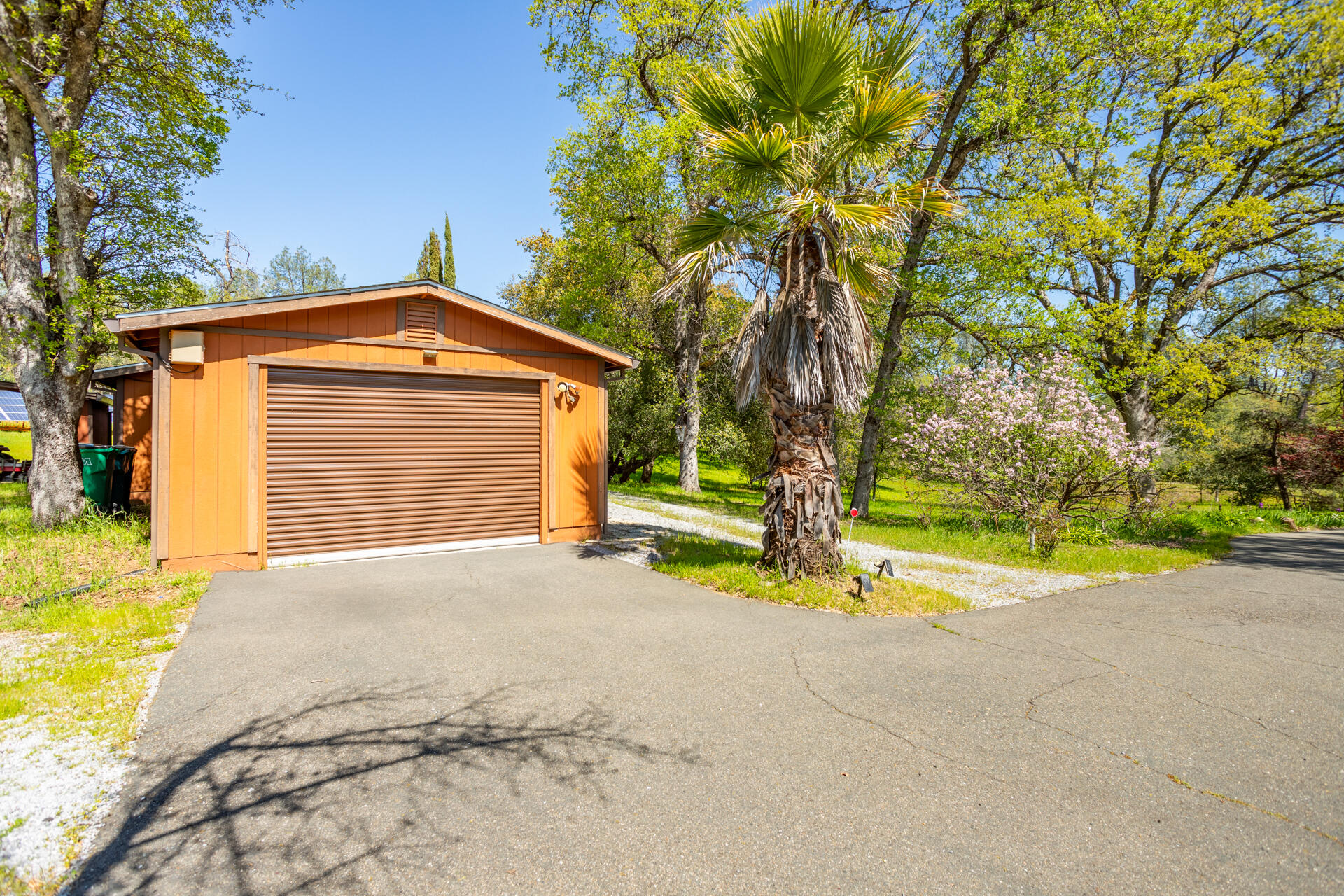 16093 Montgomery Ranch Road Redding, CA 96001 - Photo 23 of 35 Guest Unit Garage